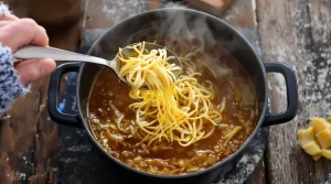 Zwiebelsuppe als Hausmittel: Wie dieses französische Traditionsrezept den Körper von innen wärmt und stärkt